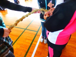 昨年の作品と先日行った小学5年生のしめ縄教室の様子