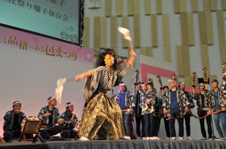 三社祭礼囃子のステージ