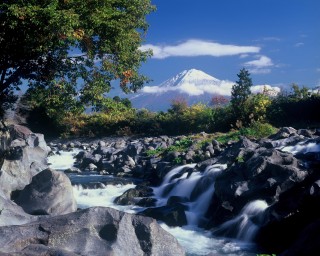 芝川の向こうに広がる富士山