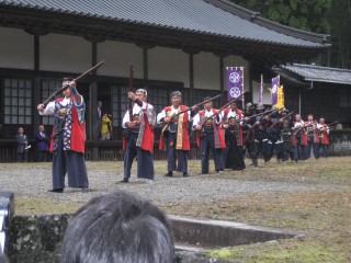 信長公黄葉まつり　火縄銃の演武