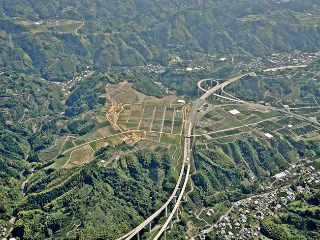 広大なミカン畑と新東名が調和する原・新丹谷地区