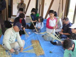 稲藁で作る石部のしめ縄教室