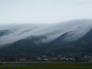 丹那盆地に迫る雲の波