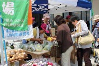 新東名遠州森町ＰＡで農産物を販売