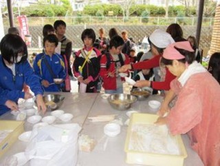 遊休農地で育てたもち米を公民館祭りでふるまう