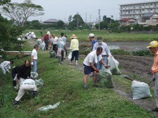 地域住民総出で環境美化活動