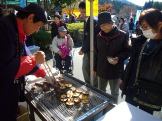 採れたて生椎茸を炭火で焼いています