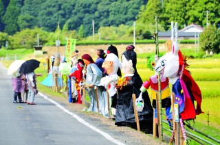 案山子たちはふれ合いのタネ