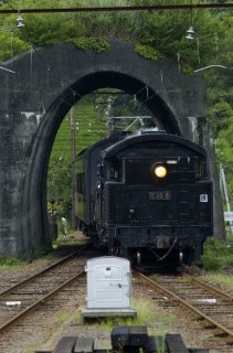 トンネルをくぐる大井川鐵道のSL