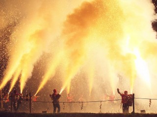 迫力ある文殊祭典の手筒花火