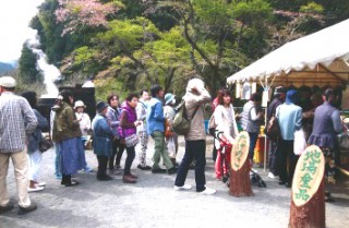 「善光寺とたけのこ祭り」の様子