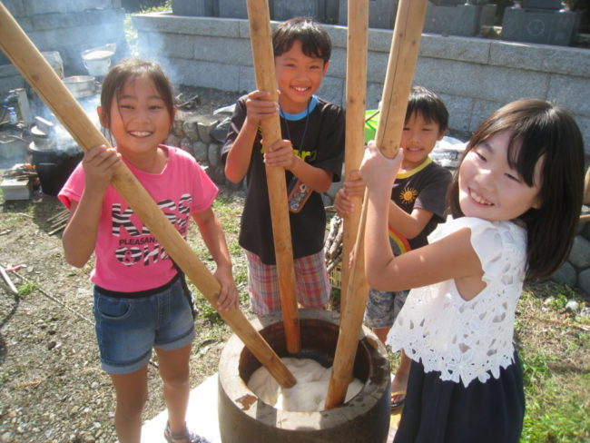 地域で採れた古代米で餅つき大会